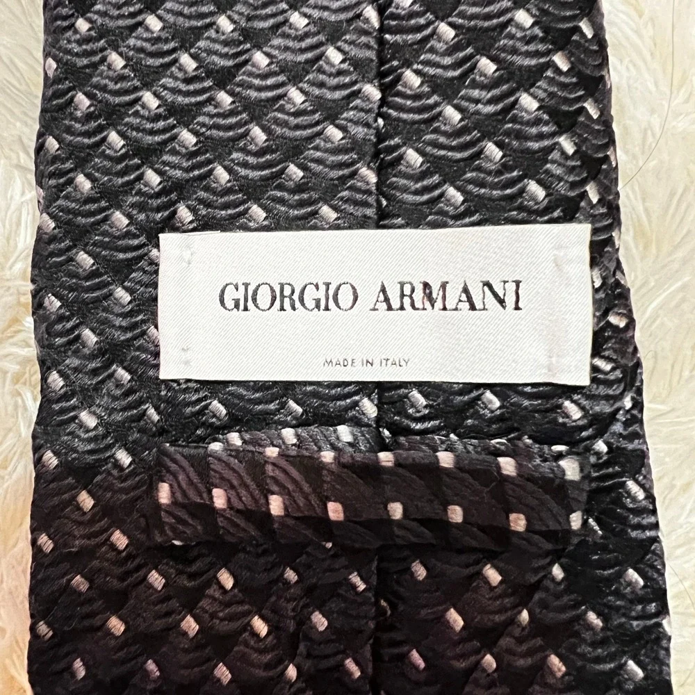 Giorgio Armani Mens‎ 100% Silk Tie Dark Blue Geometric Pattern Made in Italy